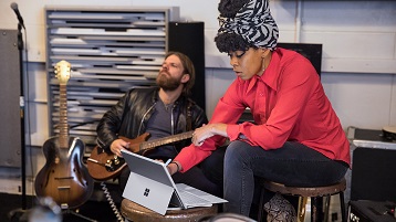يستخدم الموسيقيون المتجولون جهاز Surface للتواصل مع العائلة وزملائهم في الفرقة.