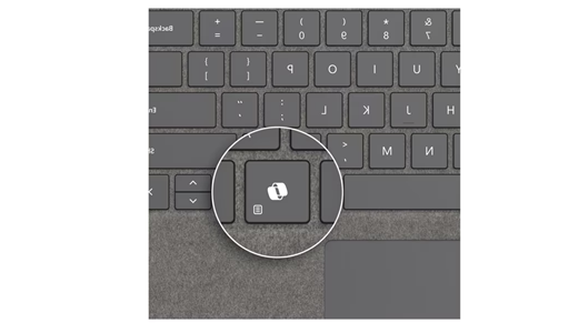 لقطة شاشة لمفتاح Copilot على لوحة المفاتيح Surface Pro البلاتينية مع تخزين القلم للأعمال.