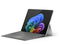 Surface Pro (11th Editon) على لوحة المفاتيح البلاتينية الحاملة للخلف مع أزهار على الشاشة.