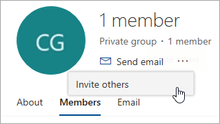 لقطة شاشة للخيار "دعوة الآخرين" في بطاقة المجموعة