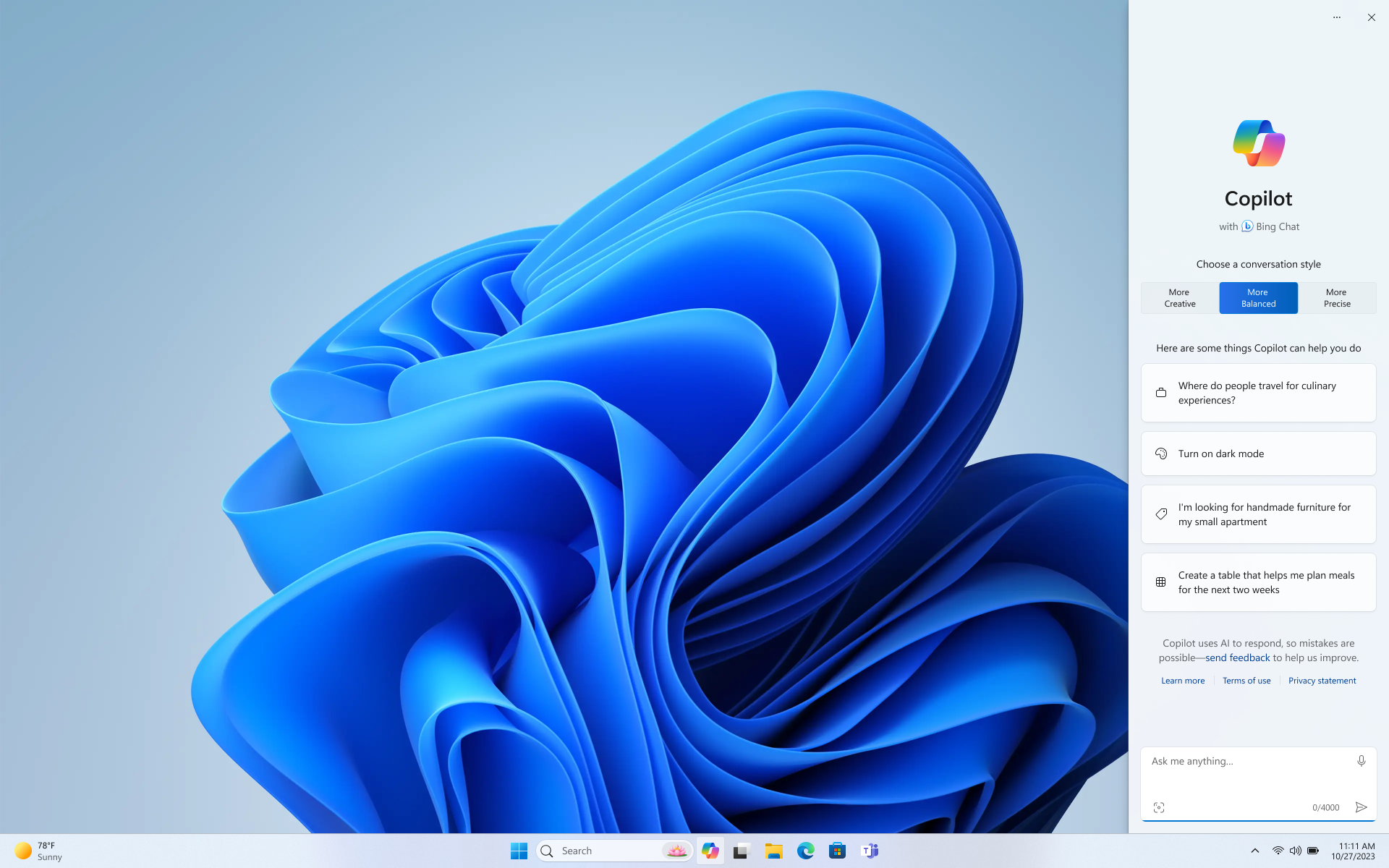 Екранна снимка на работния плот на Windows с помощта на светлата тема с показана странична лента Copilot в Windows, която съответства на темата.