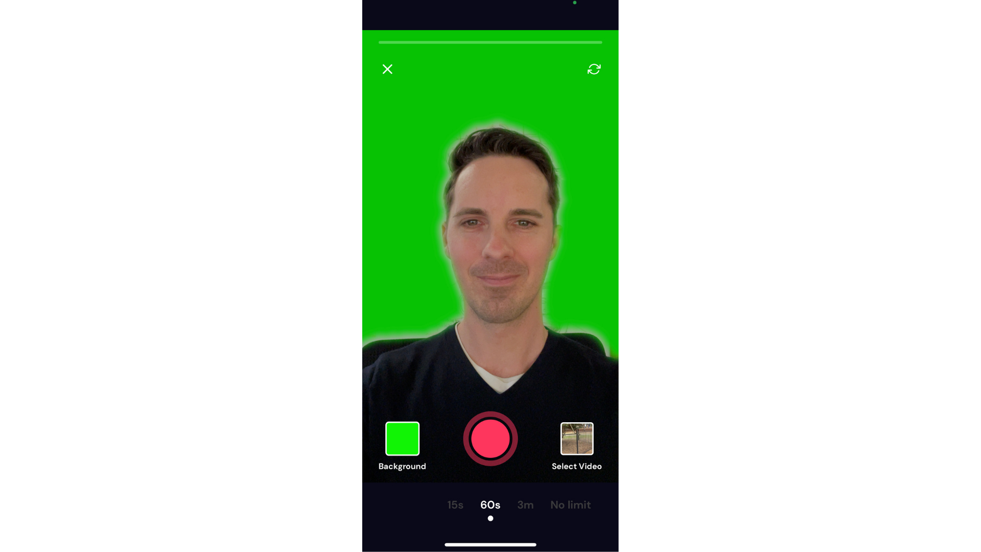 Потребител, който използва ефекта на зелен екран в приложението Cliphcamp за iOS