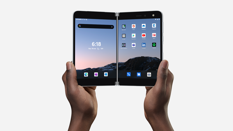 Surface Duo е отворен и се съхранява в две ръце