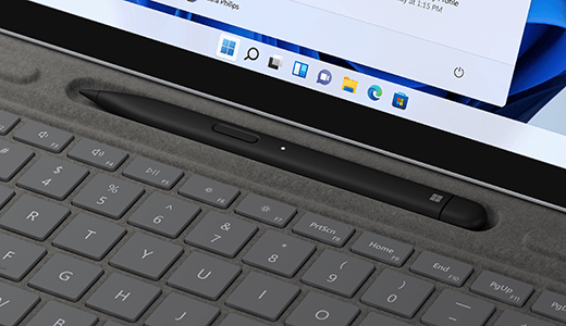 Surface Slim Pen 2 в зоната за зареждане над реда с номера на Surface Pro Signature Keyboard