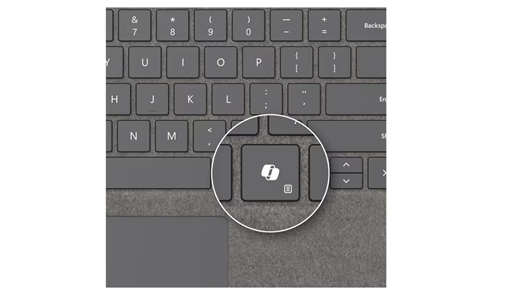 Екранна снимка на клавиша Copilot на платинената Surface Pro клавиатура с място за съхранение на перо за бизнеса.