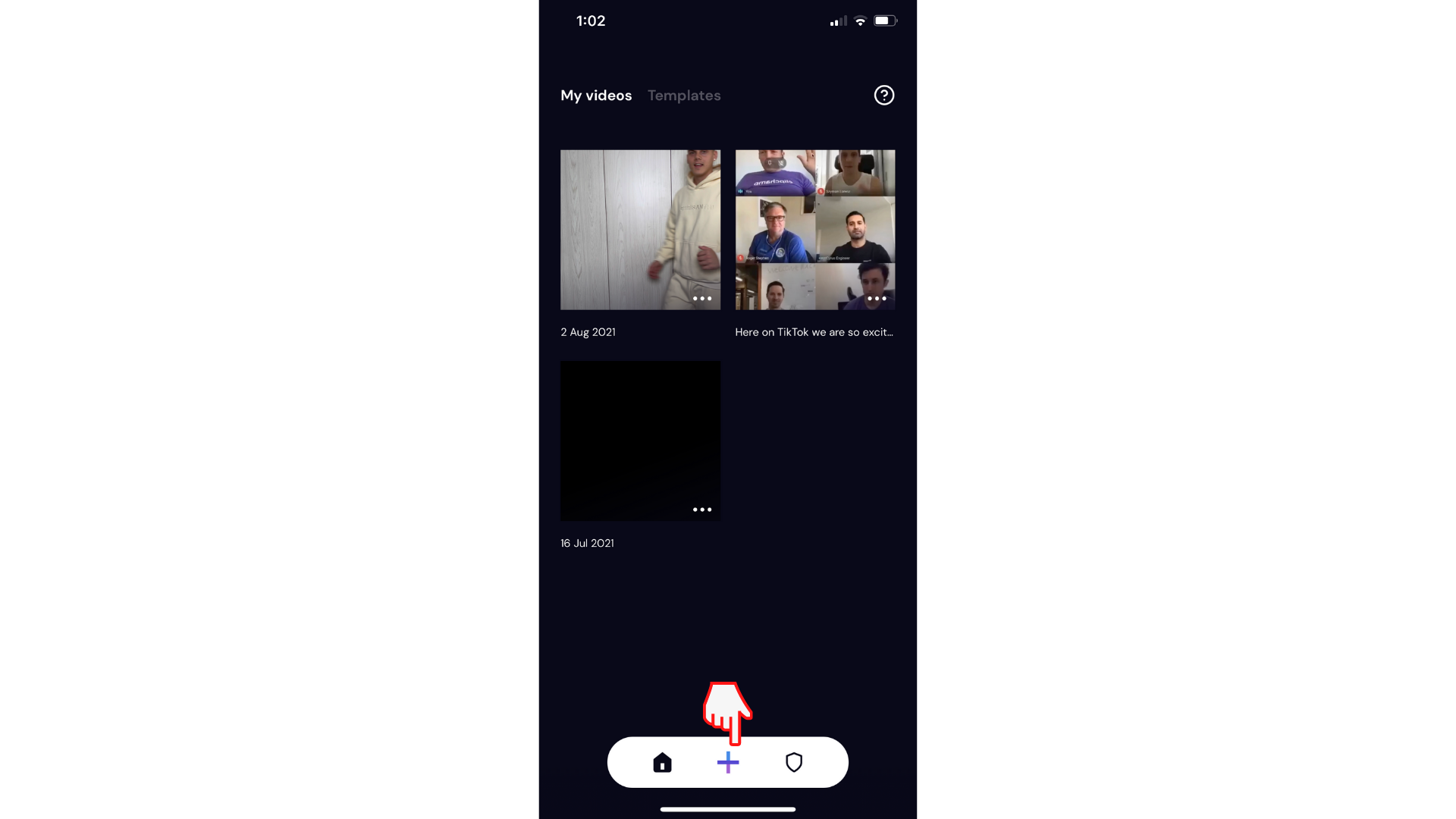 Потребител създава ново видео в приложението Clipchamp за iOS, като щраква върху бутона "плюс"