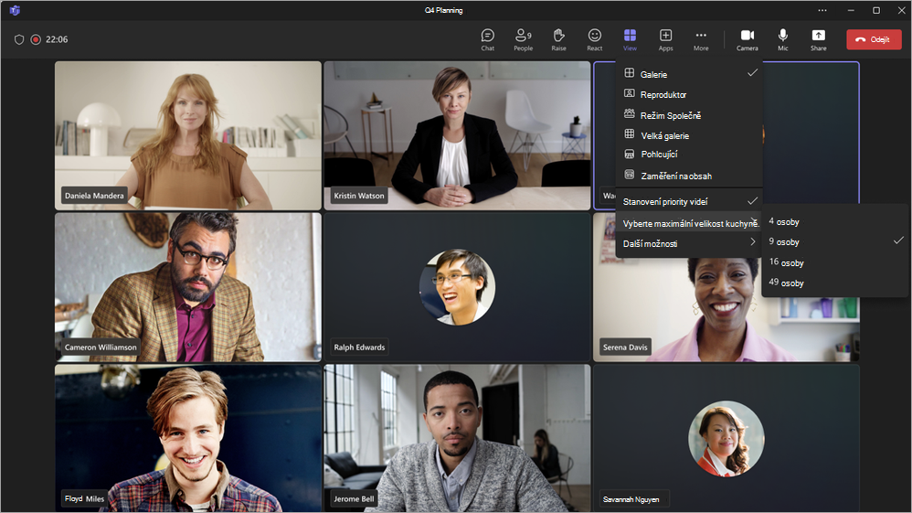 Snímek obrazovky se schůzkou v Teams s devíti videokanály lidí a rozevírací nabídkou pro výběr možností zobrazení.