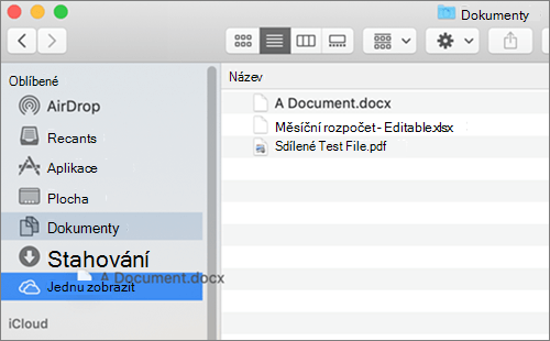 Okno Finder na Macu se zobrazením přetahování souborů