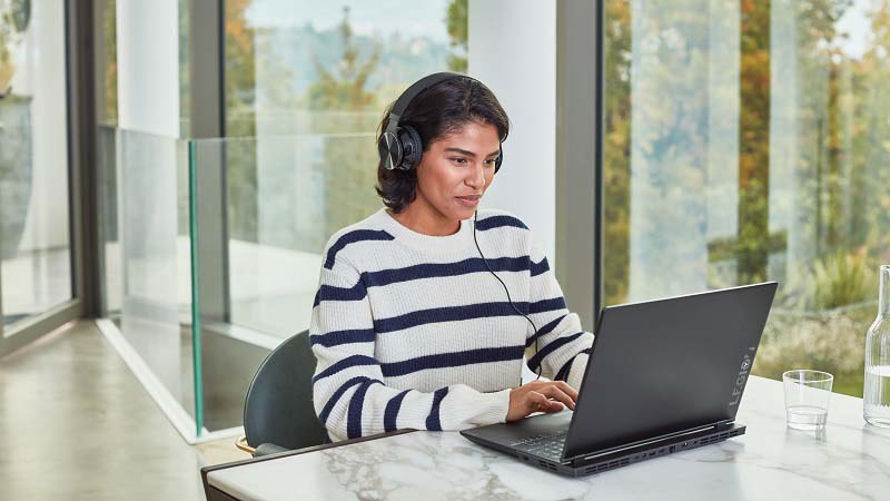 Žena používající počítač
