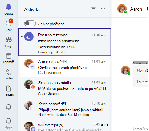 Snímek obrazovky s potvrzením rezervace rezervovatelného stolu v informačním kanálu o aktivitách Teams na modulu plug-in