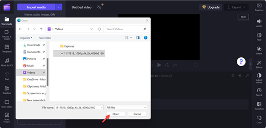 Snímek obrazovky se stránkou editoru Clipchamp s ukazatelem na tlačítku Otevřít po výběru požadovaného videa ze souborů