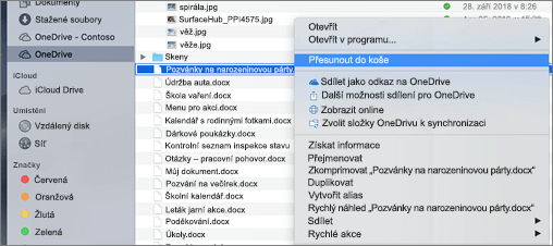 Výběr nabídky pro odstranění souboru z OneDrivu v Mac Finderu po kliknutí pravým tlačítkem myši