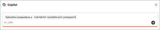 Snímek obrazovky se zadáním výzvy k vytvoření prezentace pomocí Copilotu.