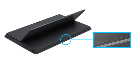 Zobrazuje sériové číslo zařízení Surface pro na spodním okraji pod stojánkem.