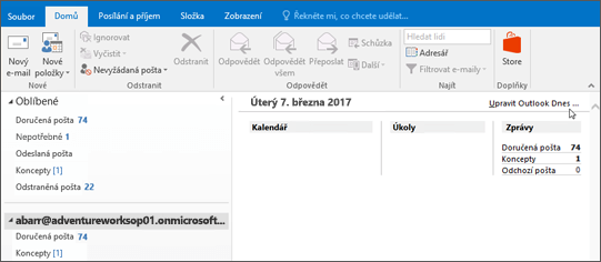 Snímek obrazovky se zobrazením Outlook Dnes v Outlooku se jménem vlastníka poštovní schránky, aktuálním dnem a datem a přidruženým kalendářem, úkoly a zprávami pro daný den