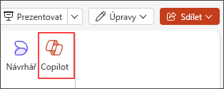 Snímek obrazovky tlačítka Copilot v nabídce pásu karet aplikace PowerPoint