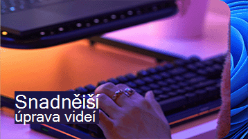Obrázek rukou na herní klávesnici s textem „Jednodušší úpravy videí“ v levém dolním rohu