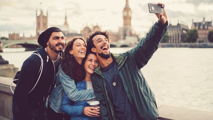 fotka skupiny přátel, které si v Londýně pořídí selfie