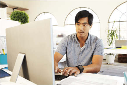 Fotka muže pracujícího na počítači