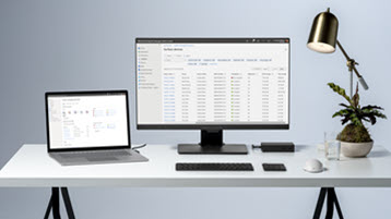Fotka přenosného počítače a monitoru na stole