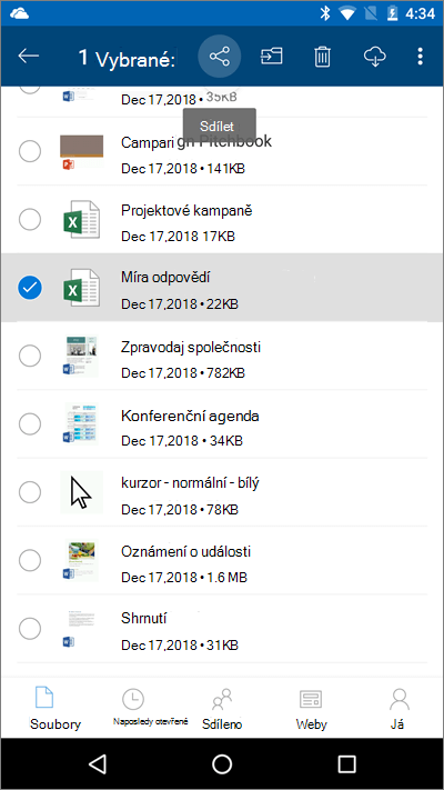 Snímek obrazovky s mobilní aplikací OneDrive s vybraným souborem a zvýrazněnou ikonou Nahrát