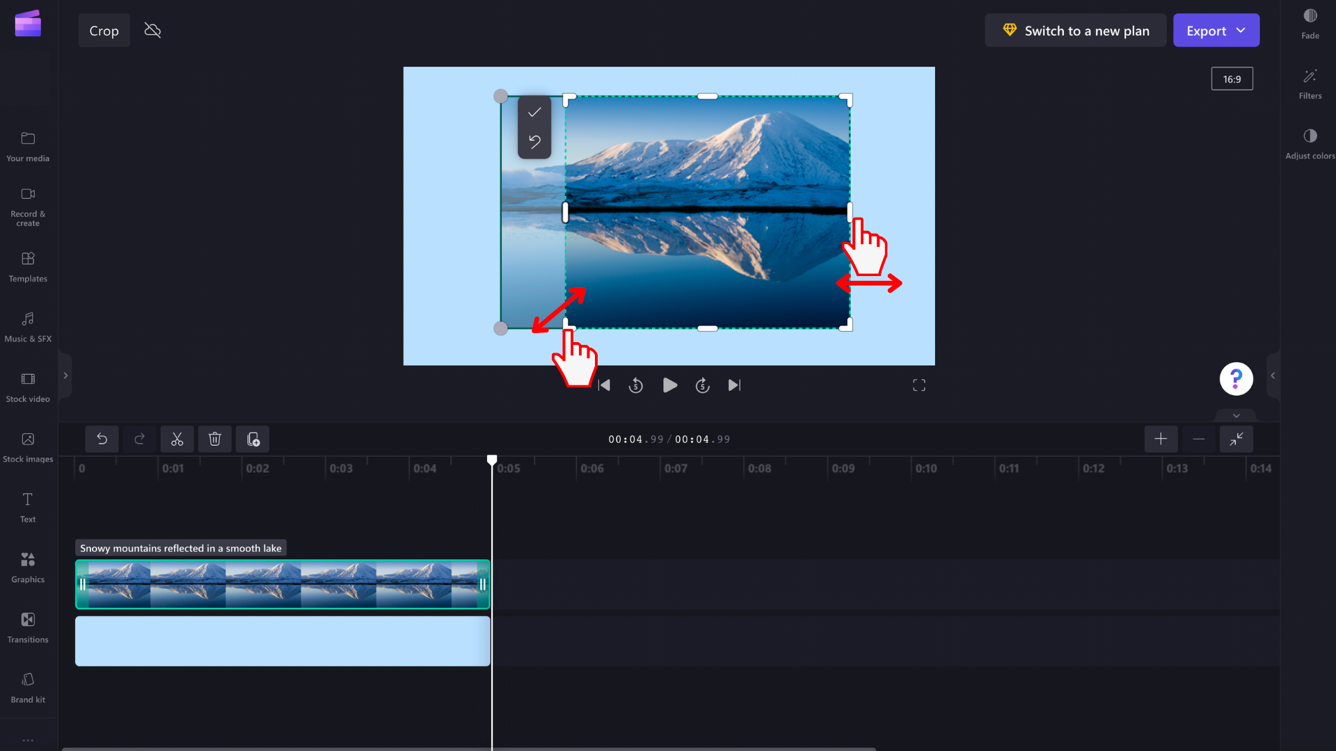 Obrázek uživatele, který k oříznutí videa používá panely nástrojů od ruky.
