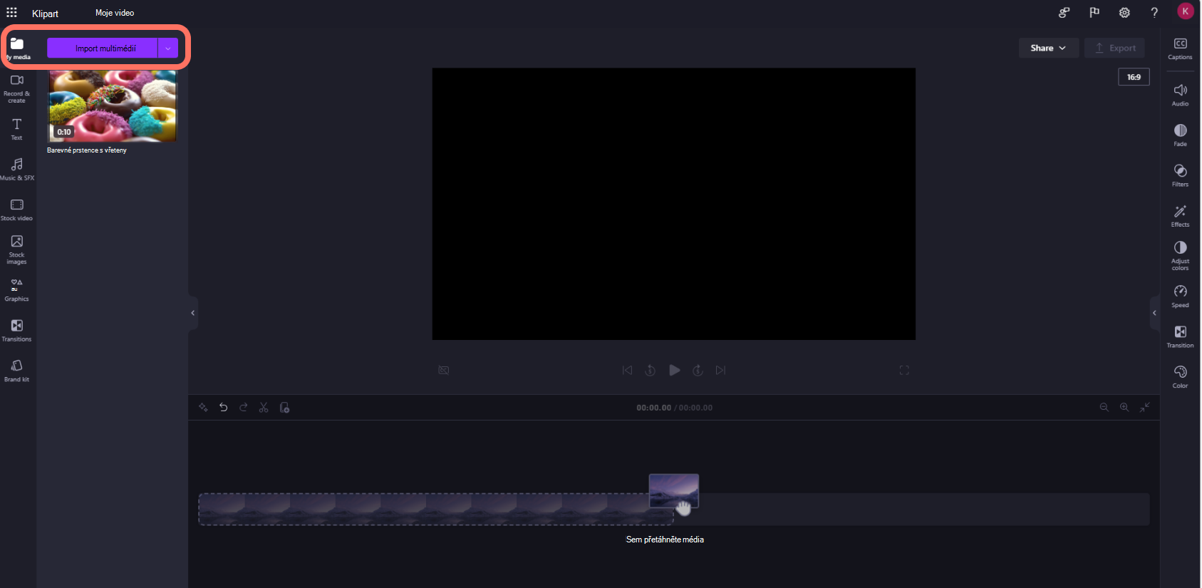 Snímek obrazovky s Clipchamp pro pracovní účty, který importuje média.
