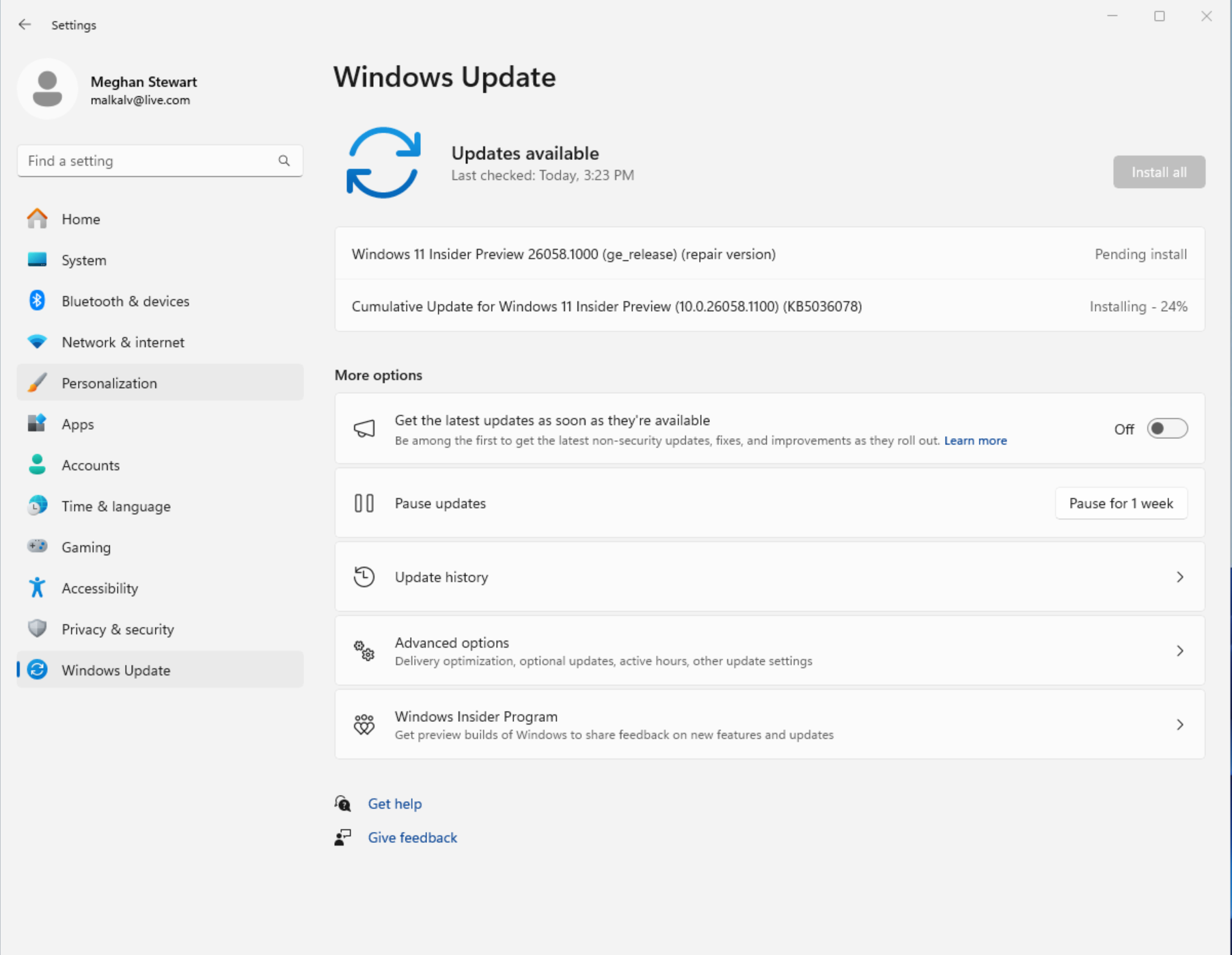 Snímek obrazovky s služba Windows Update instalací opravné verze aktualizace