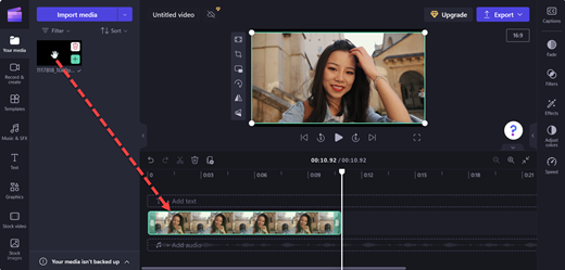 Snímek obrazovky se stránkou editoru Clipchamp zobrazující akci přetažení vybraného videa na časovou osu