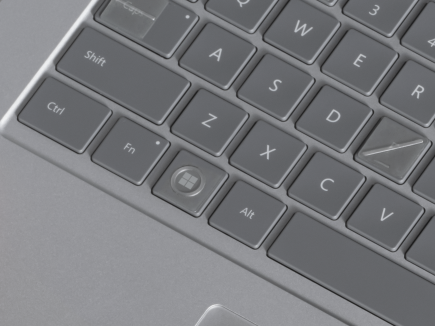 Et tastatur med taster-mærkater på tastaturet. 