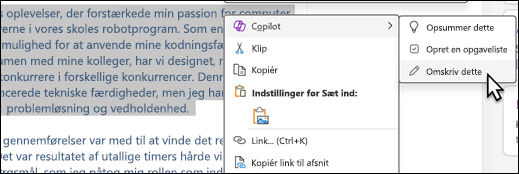 Noget tekst markeret i OneNote. Genvejsmenuen vises med "Copilot" markeret og "Omskriv dette" markeret i undermenuen.