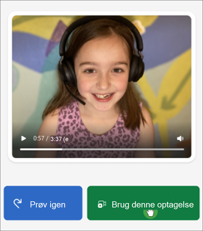 Skærmbillede af visning for studerende i læsefremskridt – en hvid pige med et par manglende tænder smiler ind i kameraet, og på knapperne under hende står der "prøv igen" og "brug denne optagelse"