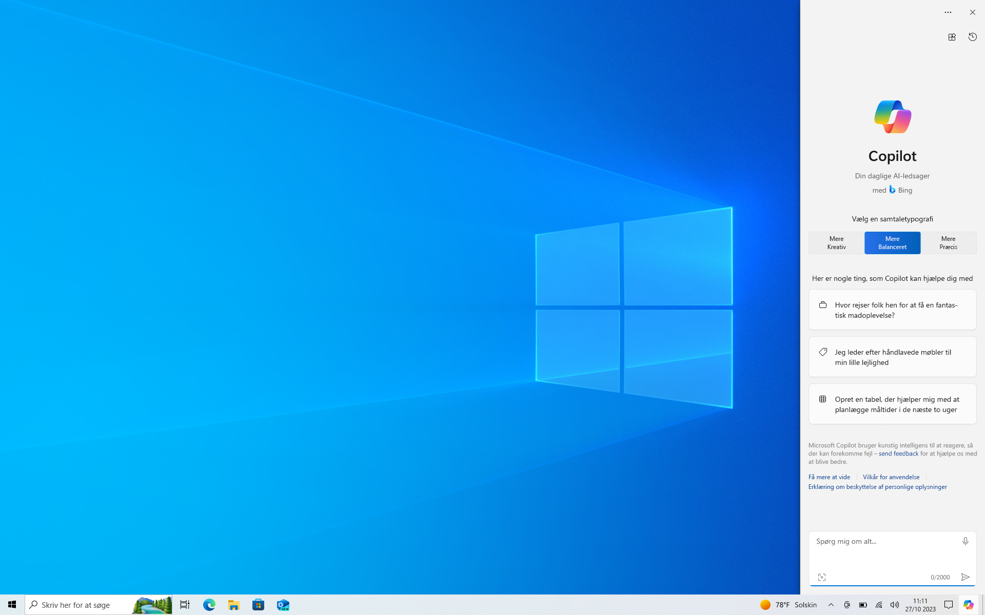 Skærmbillede af skrivebordet med Copilot i Windows 10-sidepanelet vist.