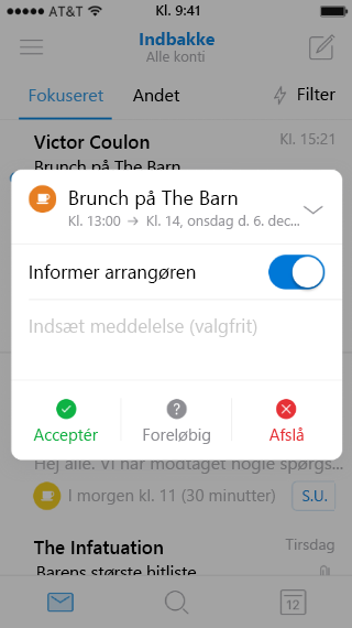 Viser en mobilskærm med en opsummeret invitation til en begivenhed. Udvidelsespilen er øverst på skærmen og peger nedad