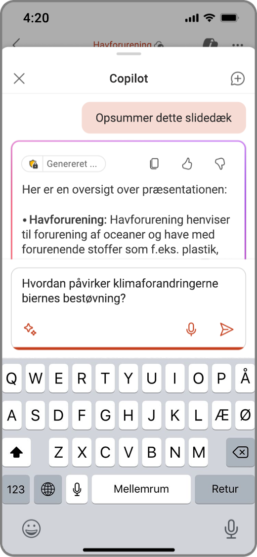 Skærmbillede af Copilot i PowerPoint på en iOS-enhed med en prompt i skrivefeltet