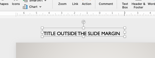 Titlen på en PowerPoint-slide, der flyttes uden for slidemargenen på macOS