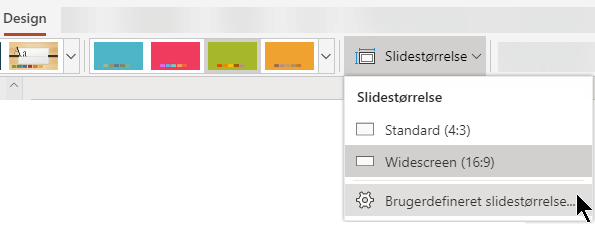 Indstillinger for slidestørrelse er tilgængelige i højre side af fanen Design på båndet på værktøjslinjen i PowerPoint Online
