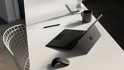 Billede af en Surface Pro 6 på et skrivebord