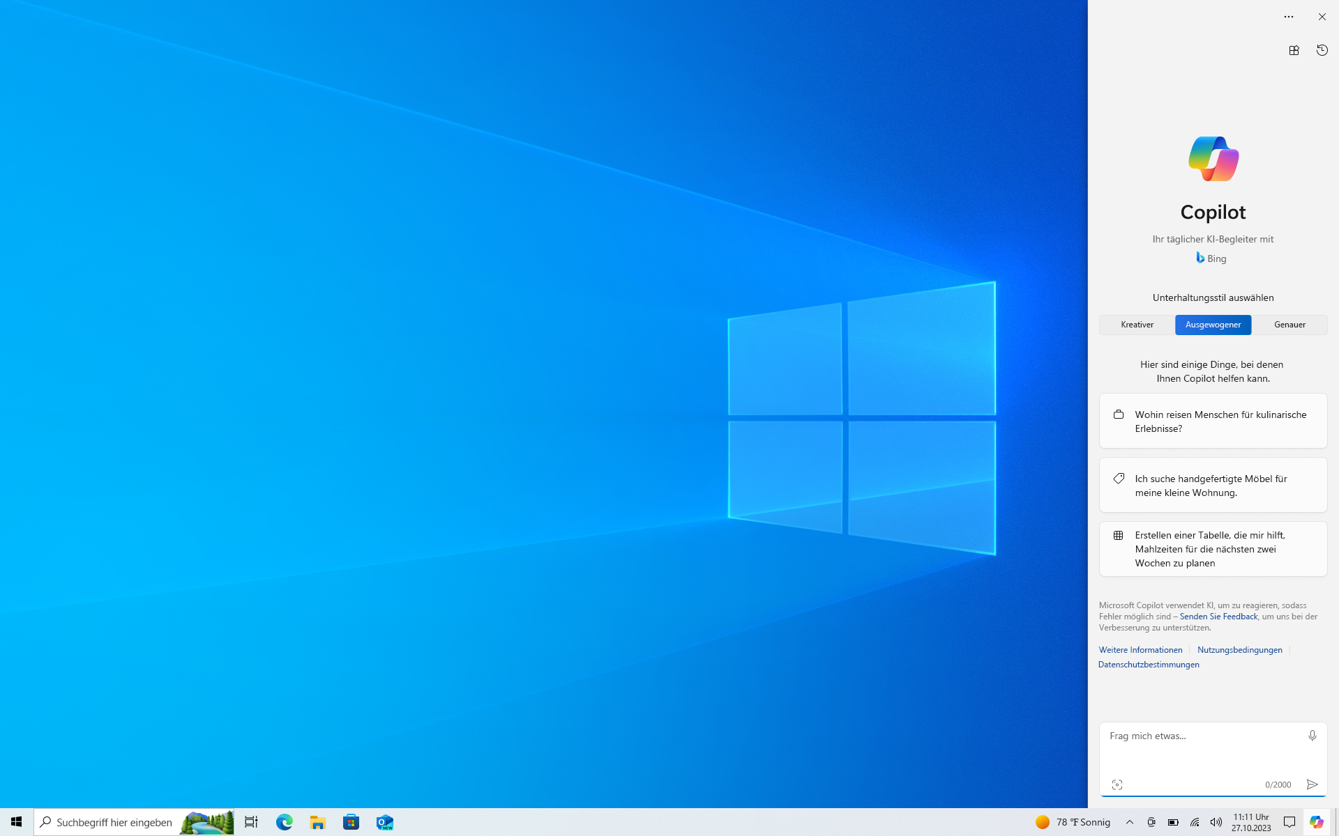 Screenshot des Desktops, auf dem Copilot in der Windows 10-Randleiste angezeigt wird.
