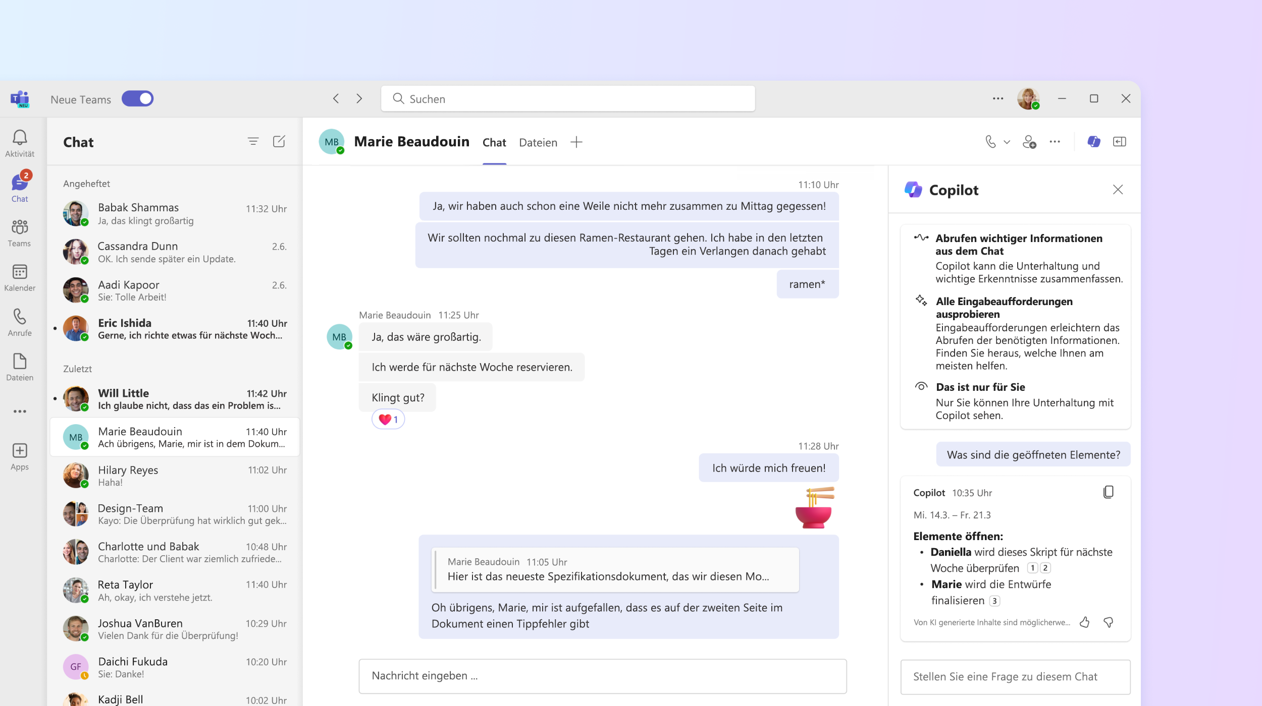 Der Screenshot zeigt, wie Copilot im Teams-Chat eine Frage zu den offenen Elementen der Besprechung beantwortet.