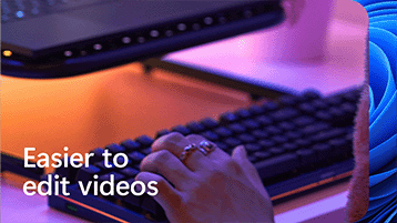 Bild von Händen auf einer Gaming-Tastatur mit dem Text „Einfacheres Bearbeiten von Videos“ in der linken unteren Ecke