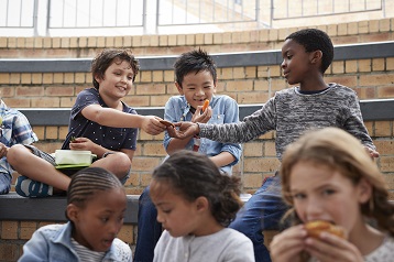 Foto von Kindern, die Süßigkeiten und gesunde Snacks essen