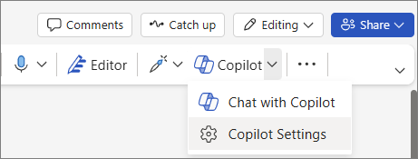 Zeigt die Option Copilot im Word-Menüband an, wobei die Option Einstellungen in der Dropdownliste ausgewählt ist.