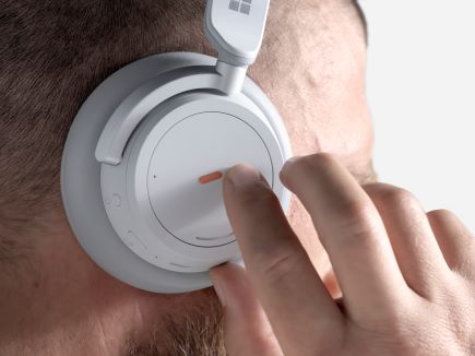 Ένας άντρας αγγίζει την ετικέτα με τα εξογκώματα στα ακουστικά του.