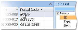 Dragging a field from the Field List and dropping it between two columns