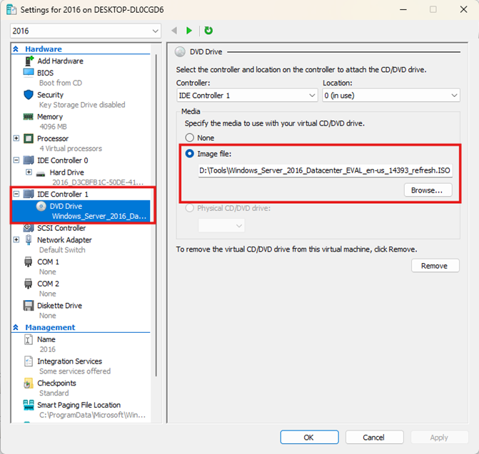 Captura de pantalla de la configuración de máquina virtual (VM) en la consola de administración de Hyper-V con el CONTROLADOR IDE 1 resaltado y la opción Archivo de imagen resaltada con la ruta de acceso al archivo ISO.