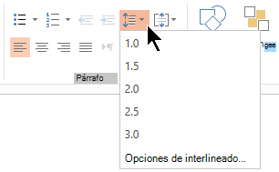 Las opciones del menú Interlineado de la cinta de opciones le permiten seleccionar opciones de espacio simple, espacio doble u otras opciones de interlineado vertical.