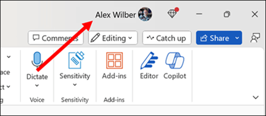 Imagen con una flecha roja que apunta al nombre de usuario principal actual que se encuentra en la barra de título de la aplicación hacia la parte superior derecha de la ventana.