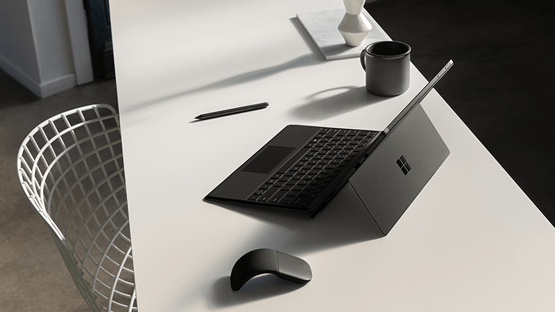 Surface Pro y un mouse en un escritorio