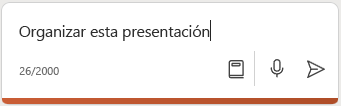 Captura de pantalla de Copilot en PowerPoint mostrando un aviso para organizar la presentación